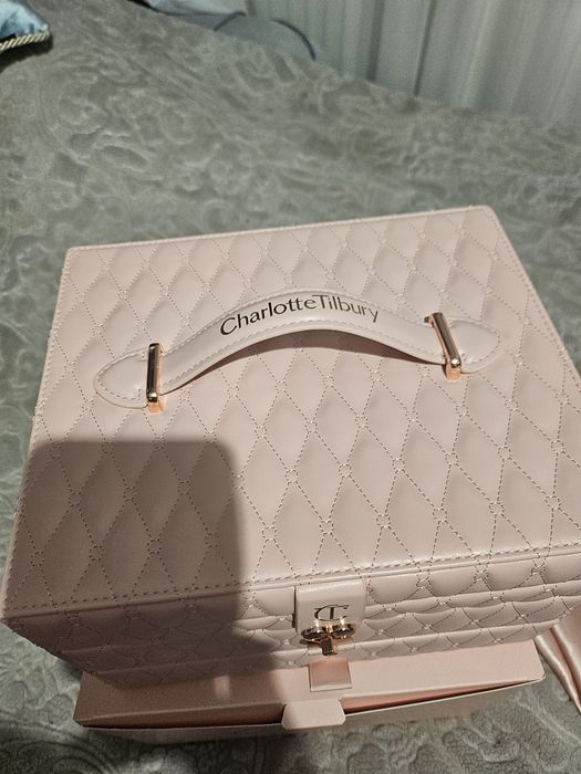 Kuferek z kosmetykami Charlotte Tilbury