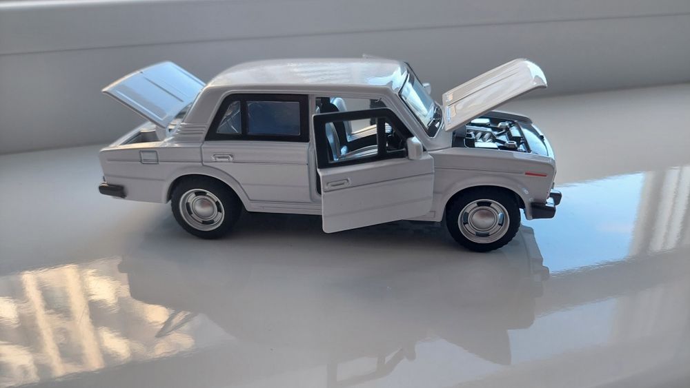 Моделька миталева LADA-2106 біла