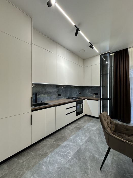 Будинок з ремонтом і меблями . Закрите КМ