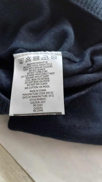 Темно синій светр Lyle&Scott