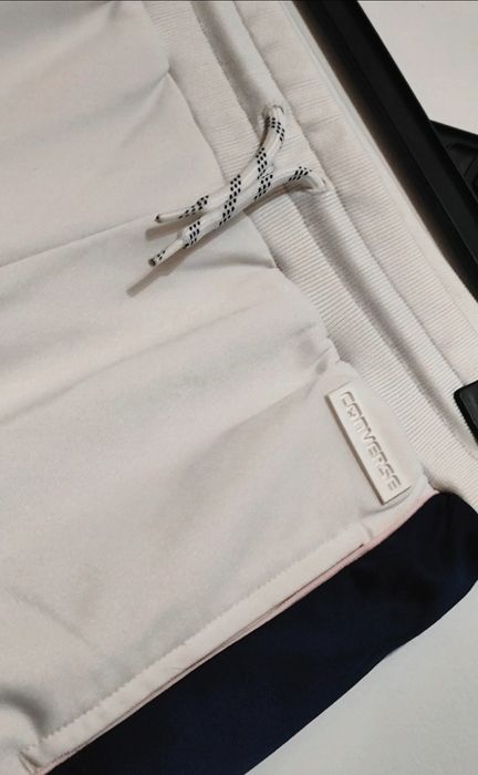 białe spodnie dresowe Converse