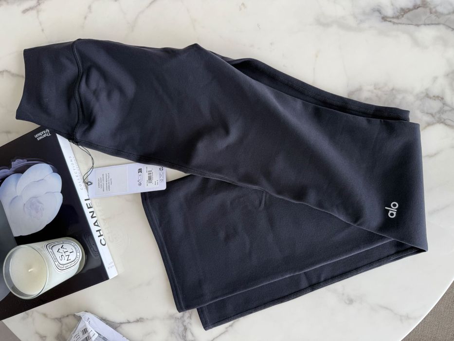 Alo yoga airbrush leggings crew neck camisola new novo hair clip