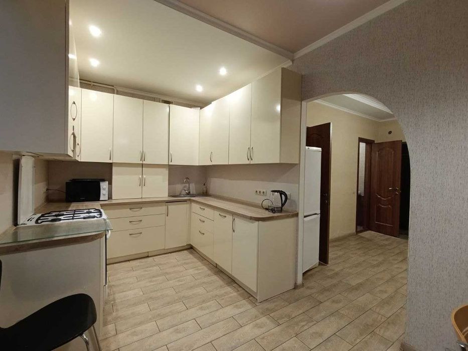 Простора 2-х кімн. у гарному стані з газовим котлом. Центральний парк!