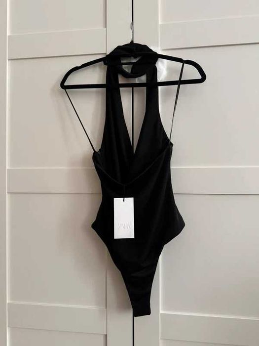 Czarne body halter kwiat zara