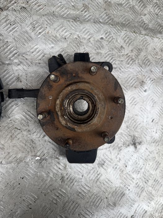 Mitsubishi l200 год 08 митсубиси л200 цапфа передняя кулак