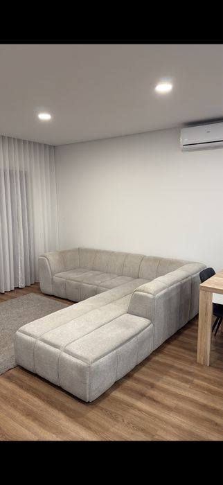 Conjunto de sala completo – Sofá em L + Móvel TV + Mesa com 4 cadeiras