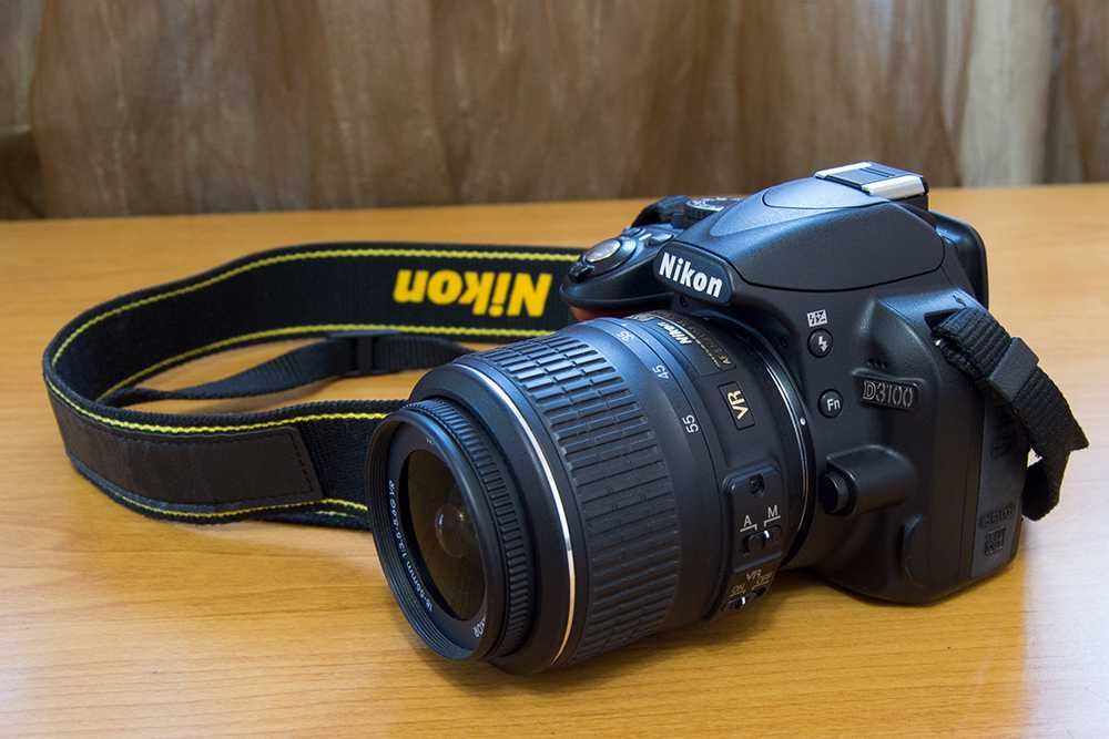 Дзеркальний фотоапарат Nikon D3100 з об’єктивом. Комплект