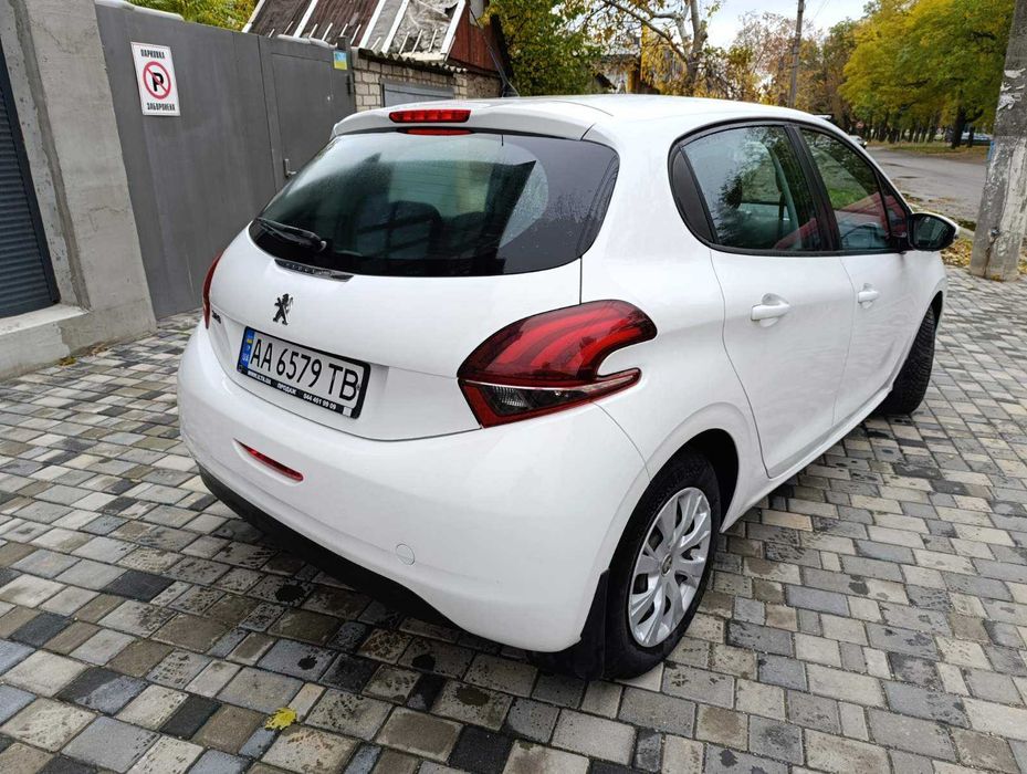 Peugeot 208 2017 року 1.2 л./бензин