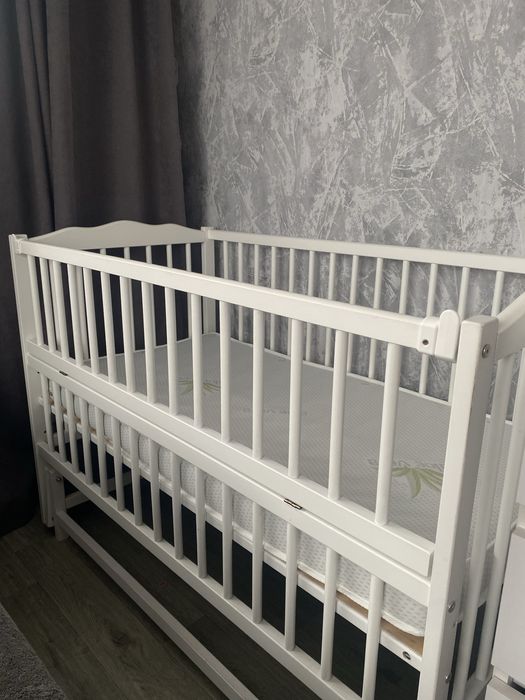 Дитяче  ліжечко з маятником та матрасом