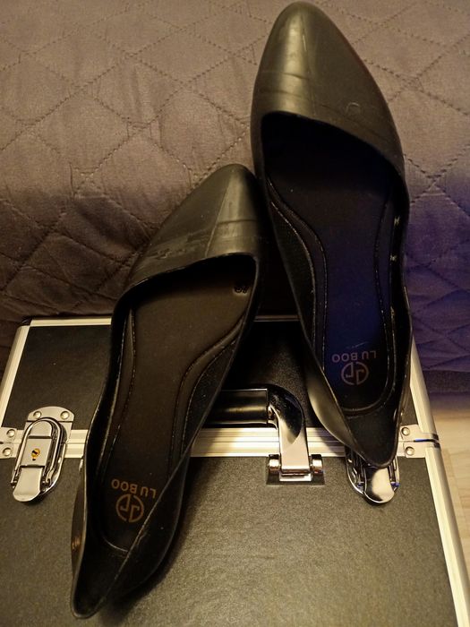 Czarne gumowe baleriny