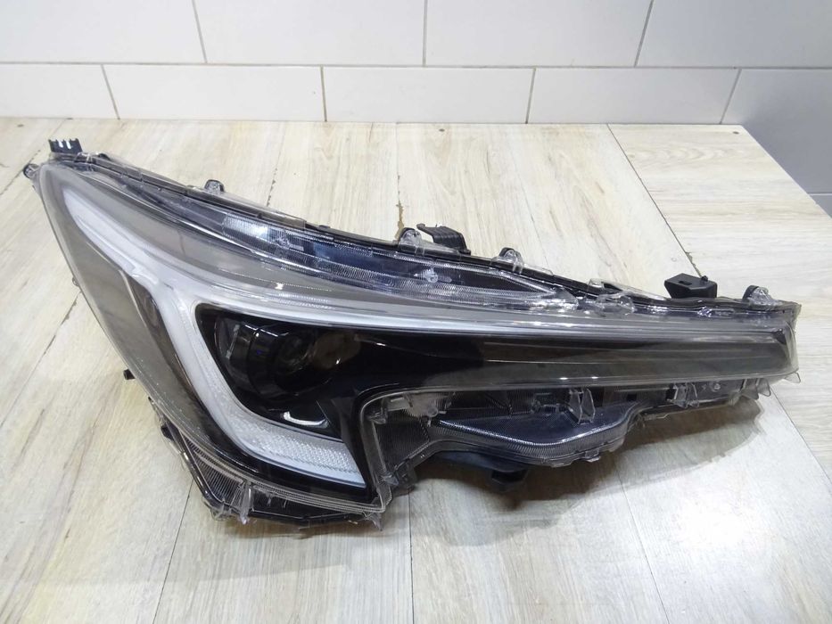 TOYOTA COROLLA E21 LIFT Lampa prawa przód przednia FULL LED 8111012N70 LLU