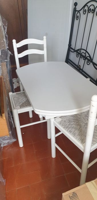 Mesa de cozinha com duas cadeiras e dois bancos