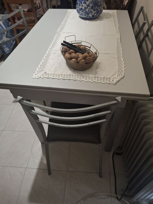 Mesa de cozinha extensível incluindo  quatro cadeiras