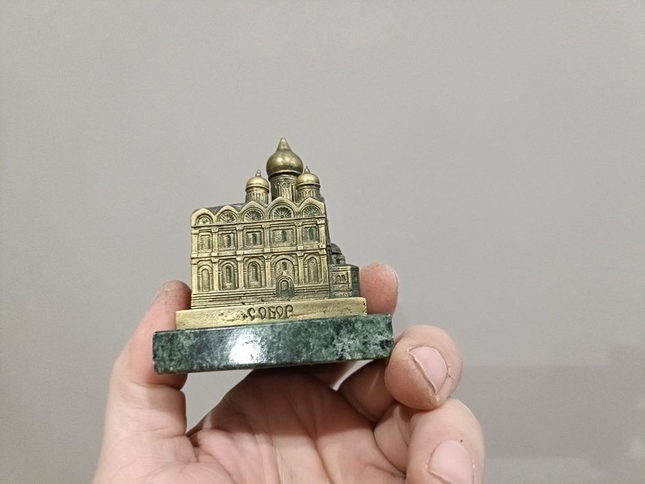 Статуэтки нимор ,мишка олимпийский ,пепельницы , картина , бронза