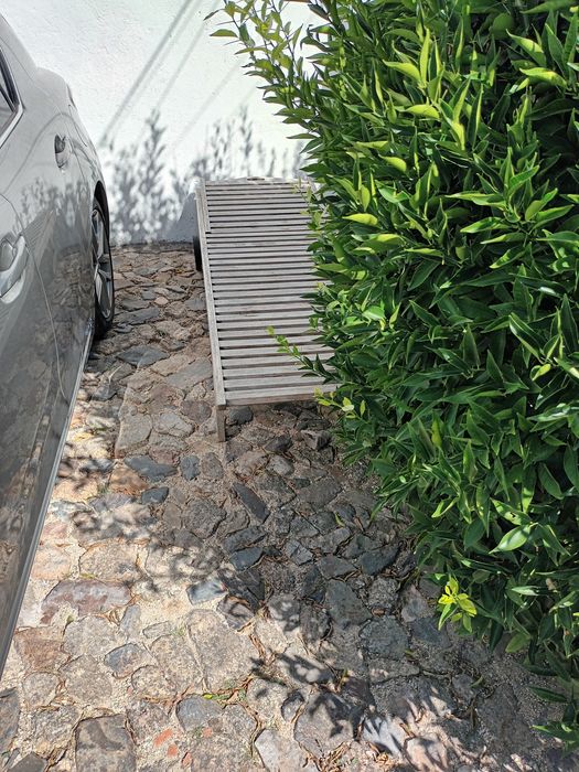 Espreguiçadeira em Madeira com Encosto Regulável e Mesa Lateral Retrátil