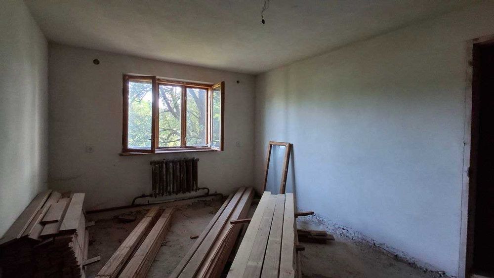 Продаж будинку в центрі Надвірної, 286м2, 16,6 соток, комунікації, асфальт, будинки