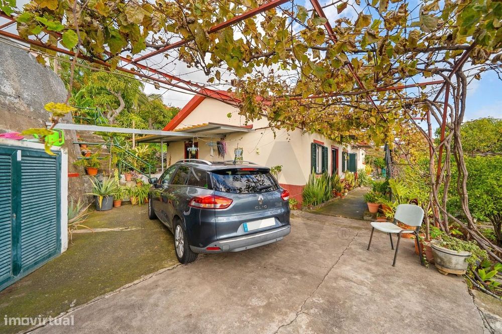 Moradia T4 inserido num Lote com 2970 m2 Santa Cruz