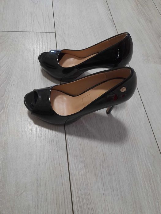 Spilki damskie czarne firmy Guess 37
