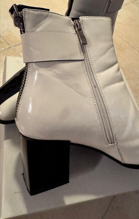 Botins pretos e brancos