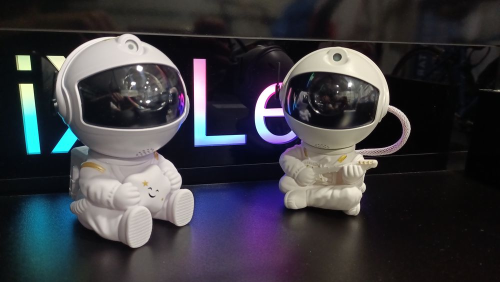 Projektor gwiazd kosmonauta lampka na dzień dziecka iXLed