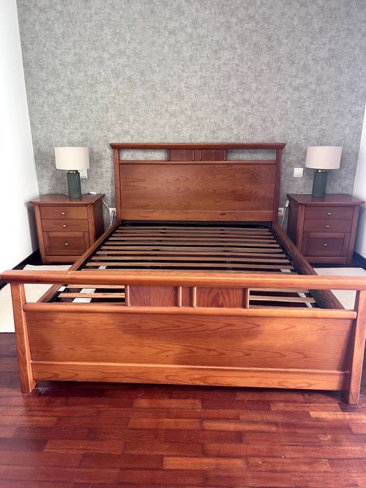 Cama de casal em madeira
