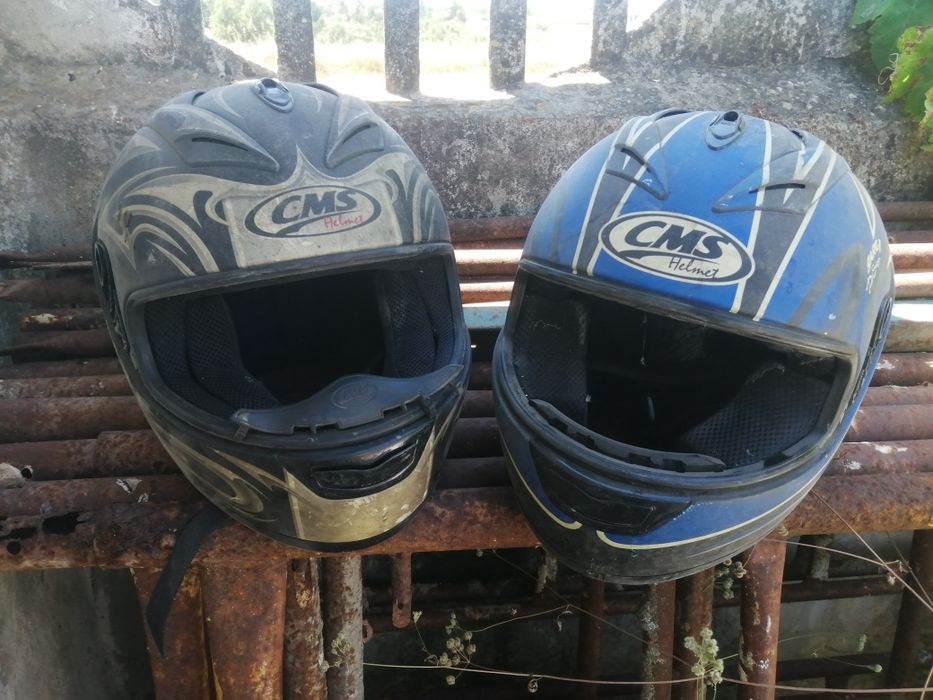 Dois capacetes de mota sem viseira