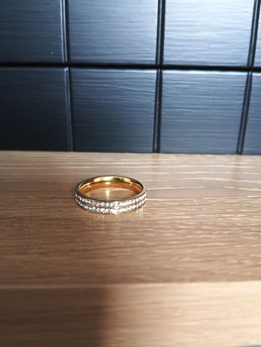 Obrączka z cyrkoniami złota stal nierdzewna r. 8 1,9mm średnicy piękna