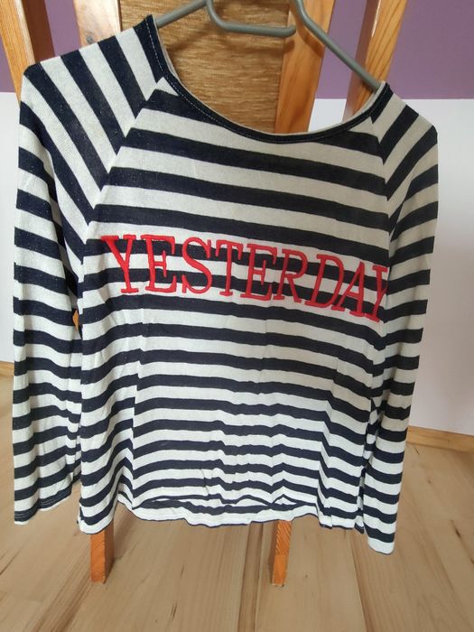 Bluzka damska w paski.