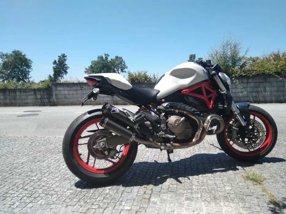 Ducati Monster 821 com Termigioni
