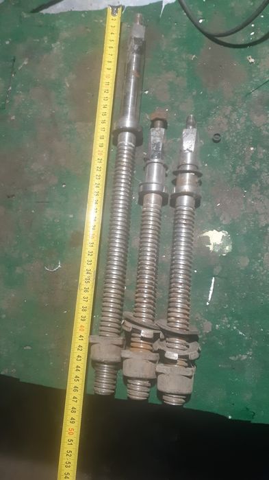 Шпилька з трапецеподібною різьбою