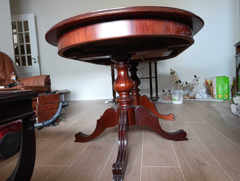 Mesa de jantar madeira maciça + 6 cadeiras em pele