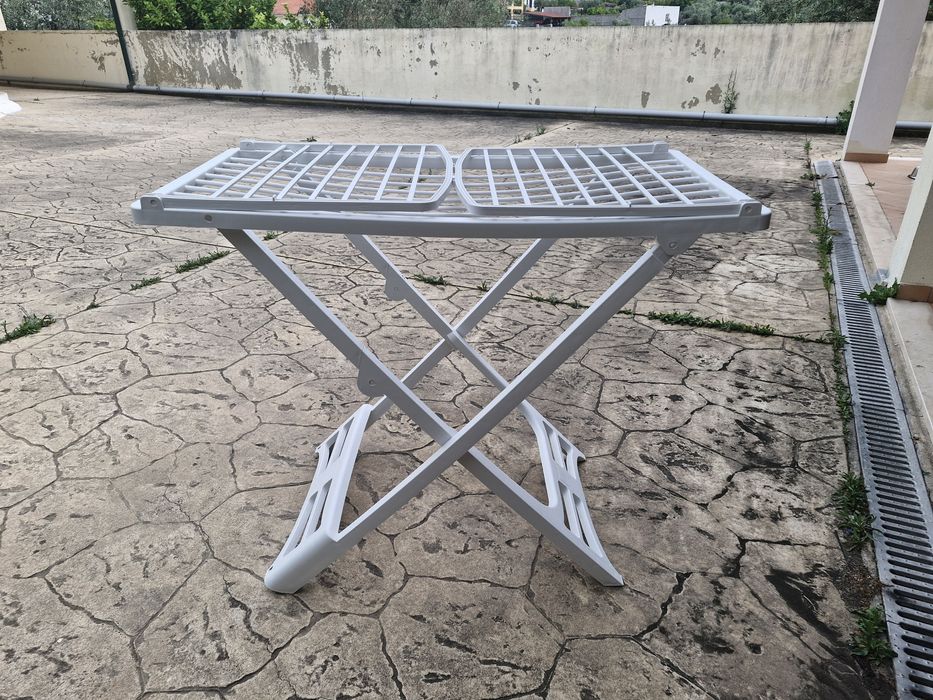 Estendal de chão desmontável com abas