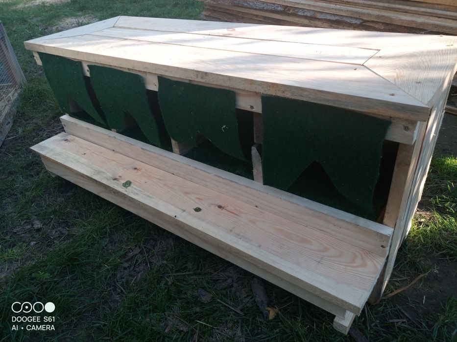 Gniazda dla kur wysuwane z szufladką na jaja z drewna litego