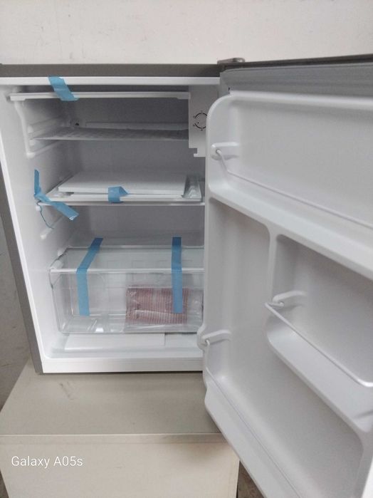 Mini lodówka 75 litra barkowa kamperowa srebrna