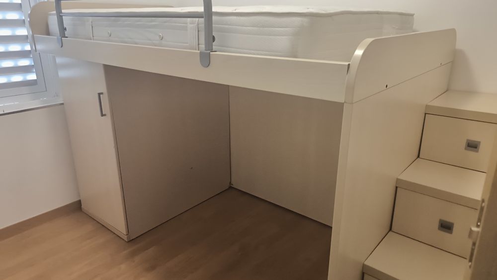 Cama beliche com armário e escada gavetas