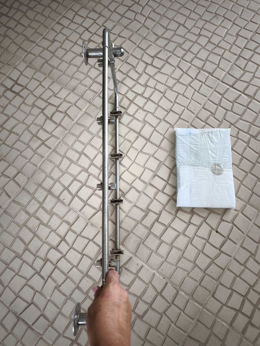 Estante metálica com prateleiras de vidro (dimensões na foto)