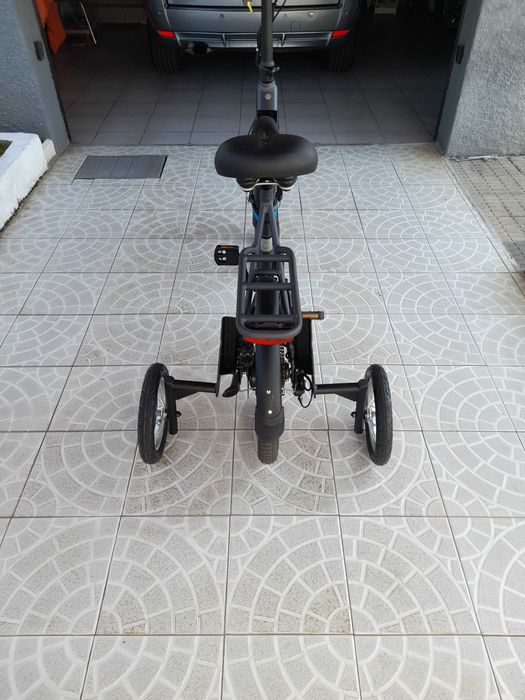 Rodas estabilizadoras, em estado de novo, com câmara de ar e pneu.