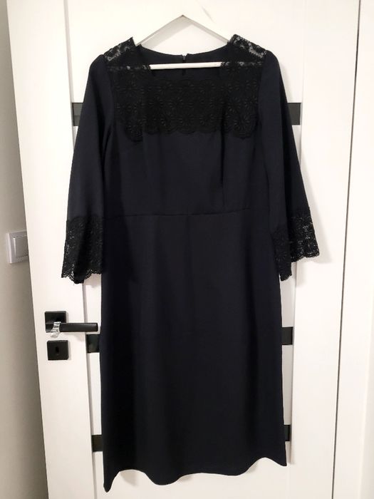 Śliczna elegancka z ozdobnym rękawem czarna sukienka,