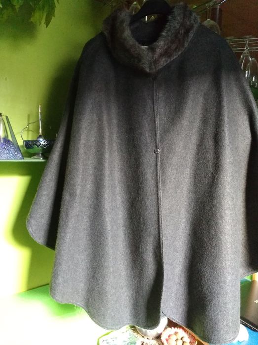 Ponczo z futrzanym kołnierzem.