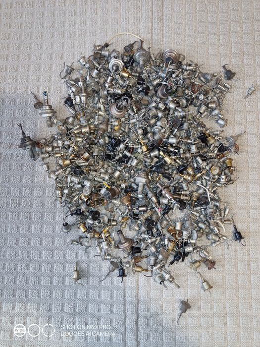 Ціла куча радіо деталей СССР.