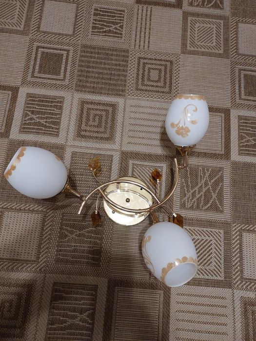 Люстра трьох лампочна