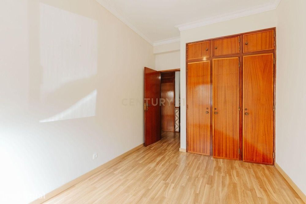 Apartamento T2 junto à estação da Amadora