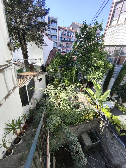 Prédio + 2 Apartamentos.