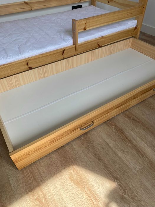Łóżko drewniane domek dla dzieci 160x80 z barierką, wysuwaną szufladą i materacem