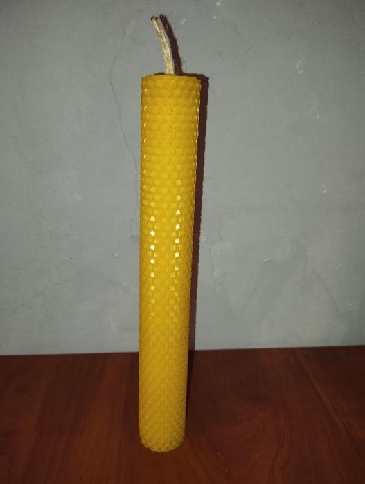 Свічки є і іншого типу із чистого бджолиного воску