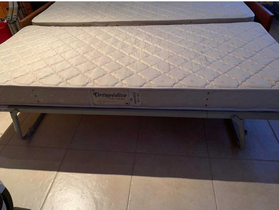Cama dupla com colchões