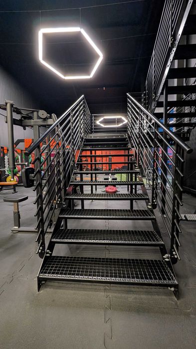Schody zewnętrzne i wewnętrzne przemysłowe modułowe solidne na wymiar.