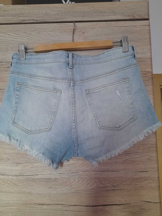 Jeansowe "szarpane" krótkie shorty, rozm. 36
