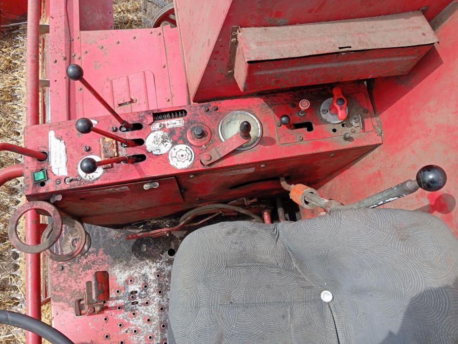 Kombajn zbożowy MF 487