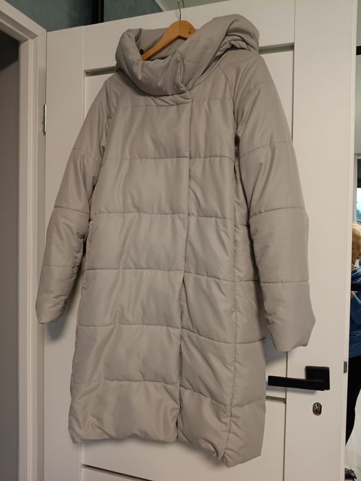 Płaszczyk jasny szary z lekkim beżem,